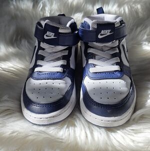 ❌️SOLD‼️ Nike Navy and White Sneakers